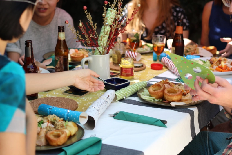 dishlib_friendsdinner_800